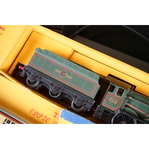 135 - Quantity of Hornby Dublo model railway to include boxed train set with Cardiff Castle locomotive, 5 ... 