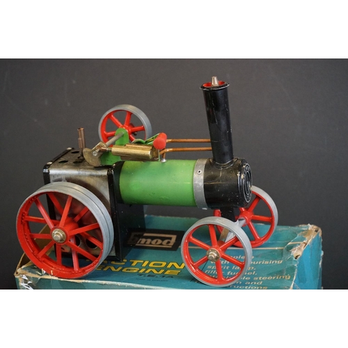 142 - Boxed Mamod Traction Engine TE1A (model gd overall, poor box with tape repairs) plus a group of OO g... 