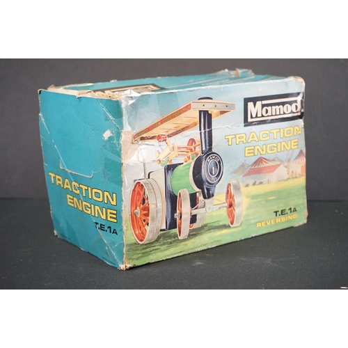 142 - Boxed Mamod Traction Engine TE1A (model gd overall, poor box with tape repairs) plus a group of OO g... 