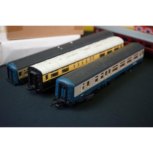 95 - Quantity of OO gauge model railway to include 3 x boxed items of Hornby rolling stock (R6369 Breakdo... 