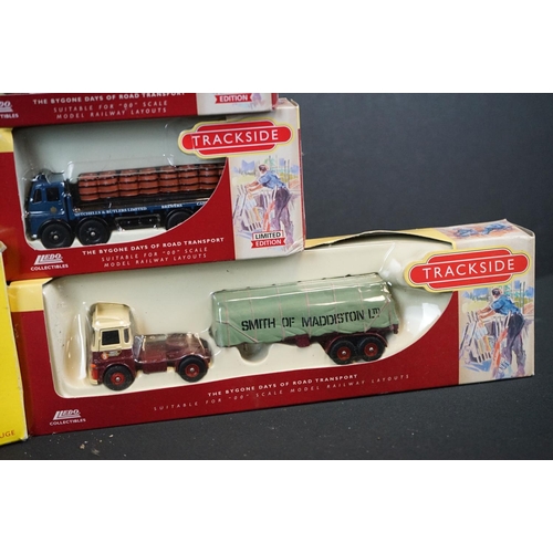 95 - Quantity of OO gauge model railway to include 3 x boxed items of Hornby rolling stock (R6369 Breakdo... 