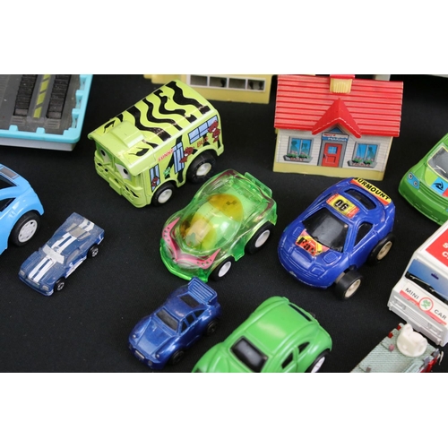 260 - Large collection of small-scale plastic models to include Galoob Micro Machines, Maisto, Mattel and ... 