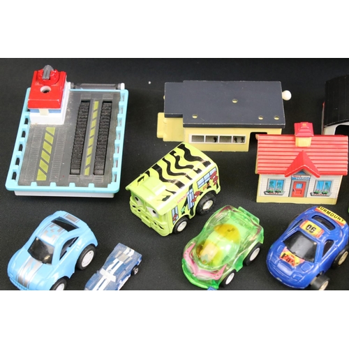 260 - Large collection of small-scale plastic models to include Galoob Micro Machines, Maisto, Mattel and ... 