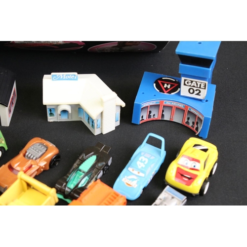 260 - Large collection of small-scale plastic models to include Galoob Micro Machines, Maisto, Mattel and ... 