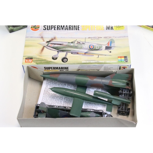 1229 - Collection of 15 boxed diecast models, mainly military examples, to include 7 x HM HobbyMaster, Corg... 