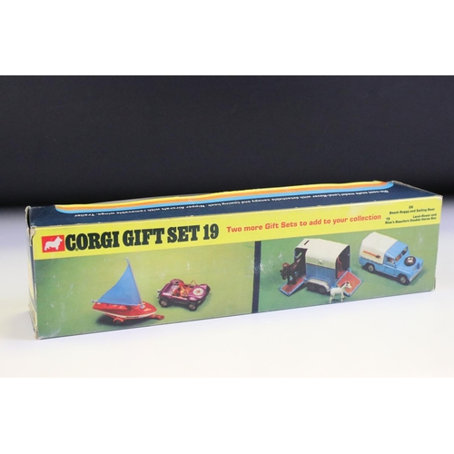 1402 - Boxed Corgi Gift Set 19 Land Rover, Nipper Aircraft and Trailer diecast model, complete and ex with ... 