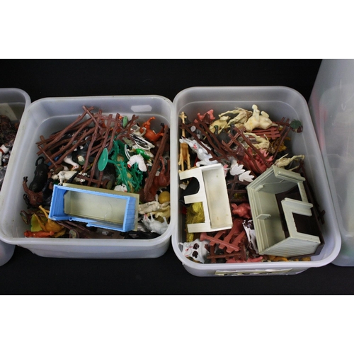 325 - Collection of plastic figures featuring Britains, Timpo and Crescent examples, plus 2 x scratch buil... 