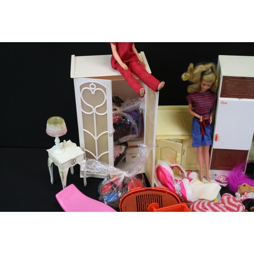 441 - Sindy - Two Pedigree Sindy fashion dolls (featuring a 2nd Gen example), together with a quantity of ... 