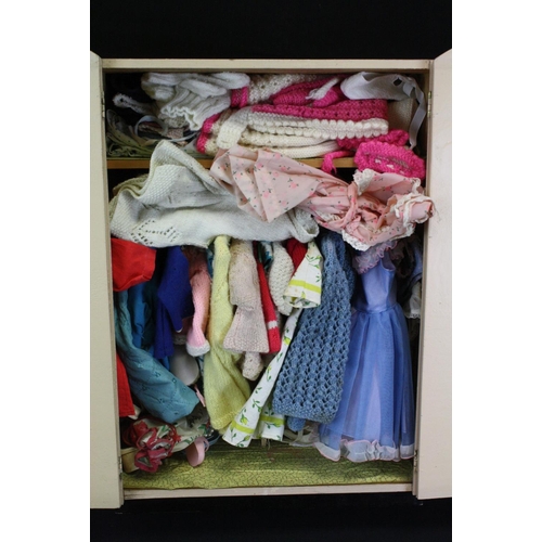 442 - Collection of fashion dolls, furniture, accessories and clothing to include Sindy (boxed Pedigree Si... 