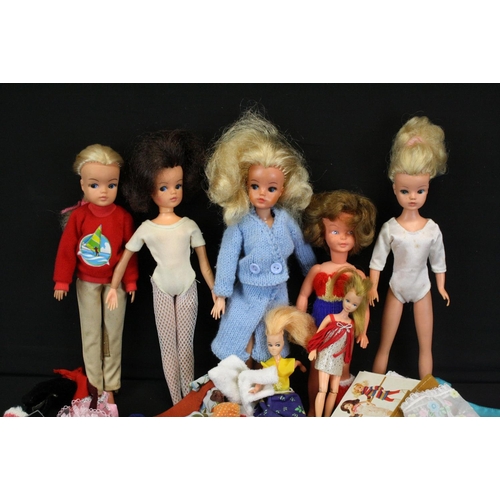 445 - Collection of fashion dolls & accessories to include 7 x clothed fashion dolls (4 x Sindy (2 x 2nd G... 