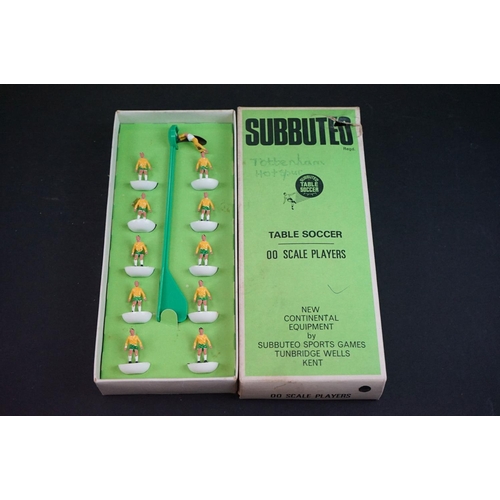 304 - Subbuteo - Group of HW Subbuteo to include 4 x boxed teams featuring Argentina and Sunderland, boxed... 