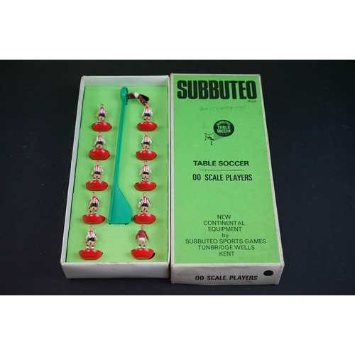 304 - Subbuteo - Group of HW Subbuteo to include 4 x boxed teams featuring Argentina and Sunderland, boxed... 