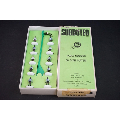 304 - Subbuteo - Group of HW Subbuteo to include 4 x boxed teams featuring Argentina and Sunderland, boxed... 