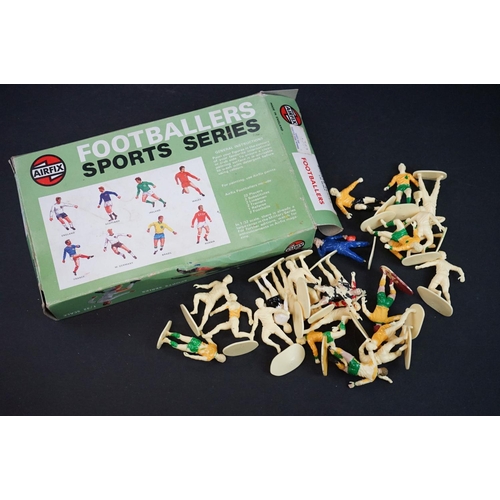 304 - Subbuteo - Group of HW Subbuteo to include 4 x boxed teams featuring Argentina and Sunderland, boxed... 