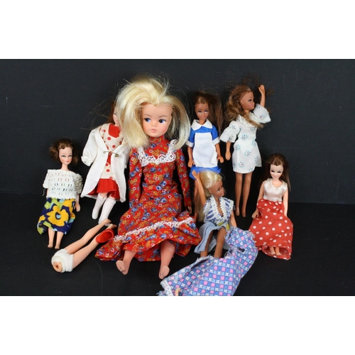 401 - Six original Palitoy Pippa Dolls with clothing plus a 
n original Sindy doll plus a part Pippa doll