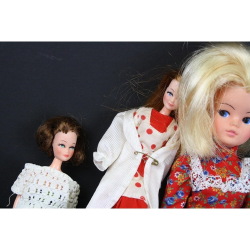 401 - Six original Palitoy Pippa Dolls with clothing plus a 
n original Sindy doll plus a part Pippa doll