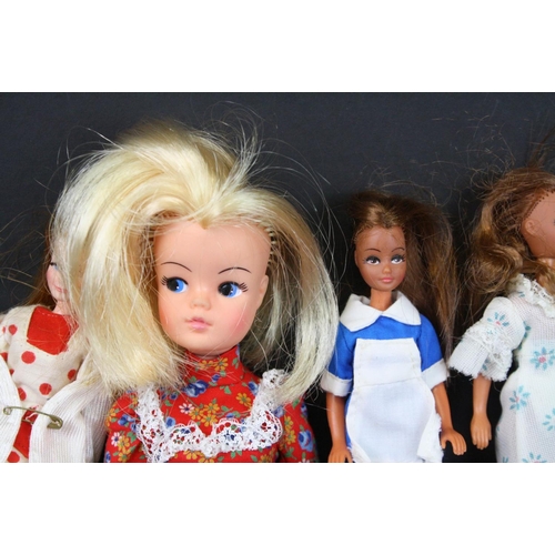 401 - Six original Palitoy Pippa Dolls with clothing plus a 
n original Sindy doll plus a part Pippa doll