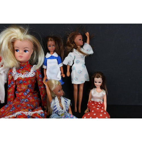 401 - Six original Palitoy Pippa Dolls with clothing plus a 
n original Sindy doll plus a part Pippa doll