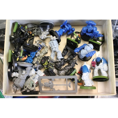 196 - Games Workshop / Fantasy Gaming - Quantity of accessories to include plastic & metal figures and sce... 