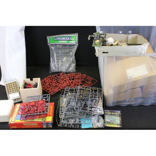 196 - Games Workshop / Fantasy Gaming - Quantity of accessories to include plastic & metal figures and sce... 