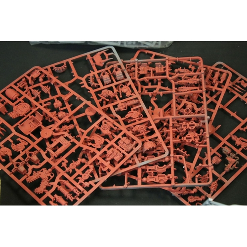 196 - Games Workshop / Fantasy Gaming - Quantity of accessories to include plastic & metal figures and sce... 