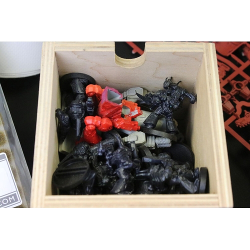 196 - Games Workshop / Fantasy Gaming - Quantity of accessories to include plastic & metal figures and sce... 