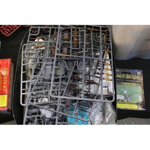 196 - Games Workshop / Fantasy Gaming - Quantity of accessories to include plastic & metal figures and sce... 