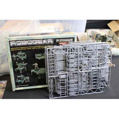 196 - Games Workshop / Fantasy Gaming - Quantity of accessories to include plastic & metal figures and sce... 