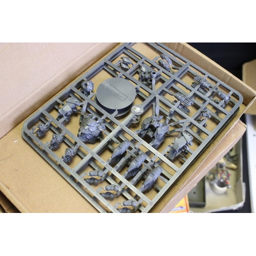 196 - Games Workshop / Fantasy Gaming - Quantity of accessories to include plastic & metal figures and sce... 