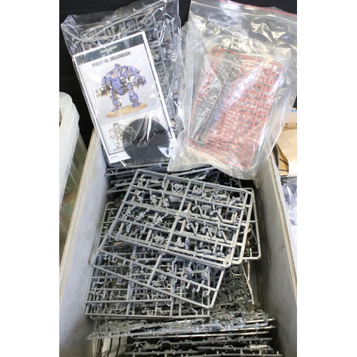 196 - Games Workshop / Fantasy Gaming - Quantity of accessories to include plastic & metal figures and sce... 