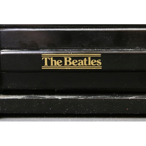 611 - CD’s - The Beatles self titeld original 1988 Dutch 15 CD (One double) wooden box set on Parlophone R... 