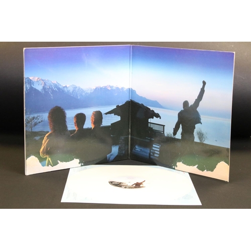 416 - Vinyl - Queen, 2 albums and 2 12” singles to include: Made In Heaven, original UK limited edition wh... 