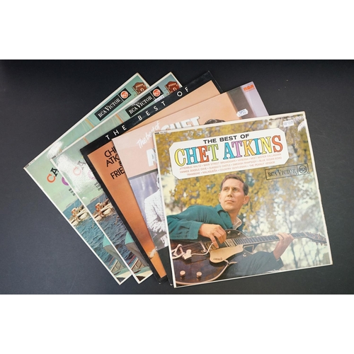 321 - Vinyl - Over 45 Chet Atkins LPs spanning his career including early UK and US examples.  Vg overall