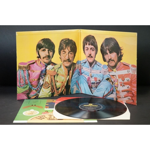 4 - Vinyl - The Beatles Sgt Pepper early pressing wide spine mono with flame inner and insert complete. ... 