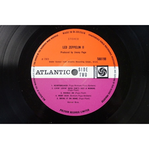 64 - Vinyl - Led Zeppelin II LP on Atlantic 588198. Original UK pressing, light brown gatefold sleeve, pl... 