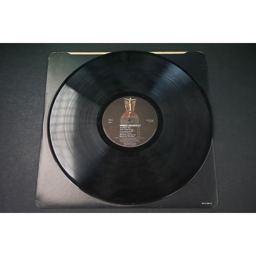 939 - Vinyl - 5 The Beatles & related LPs to include The White Album No.00530486 top loader, MFD in UK to ... 