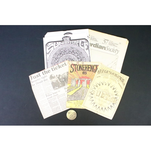 1121 - Memorabilia - 4 extremely rare flyers & a badge relating to Stonehenge Summer Solstice Festival to i... 