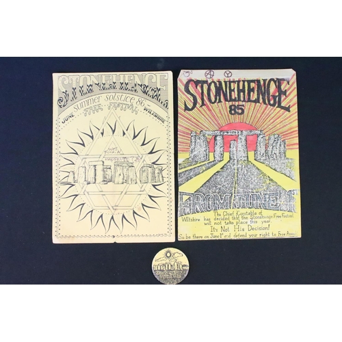 1121 - Memorabilia - 4 extremely rare flyers & a badge relating to Stonehenge Summer Solstice Festival to i... 