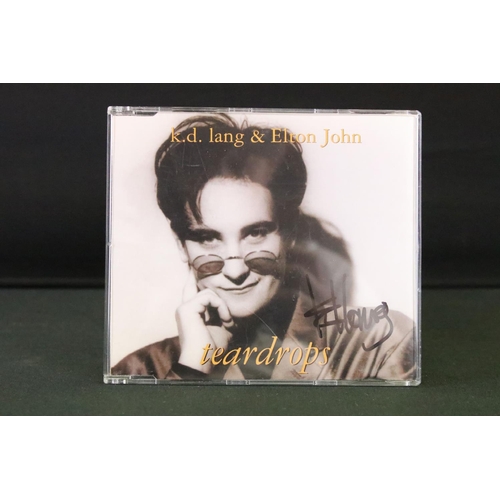 1139A - CDs & Autographs - Elton John The Duets Collection 16 single box set.  Some of 16 signed in sharpie ... 