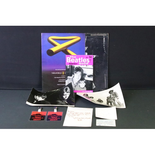 1127 - Music Memorabilia - A collection of items to include a promotional photo of Herman's Hermits signed ... 