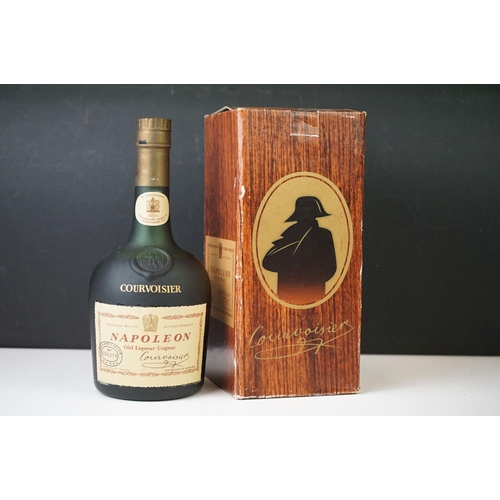 Courvoisier Napoleon Cognac 木箱入り Courvoisier Napoleon Cognac 1960/70's - No Strength or Capacity stated