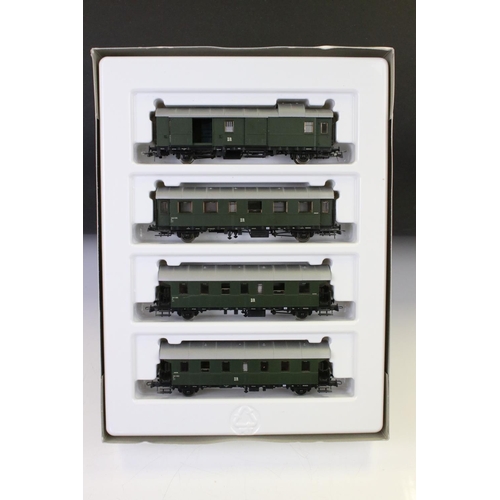 54 - Boxed Roco HO gauge 43004 Railcar set plus a boxed Roco44025 4 x Coach Set, all complete (2)