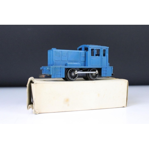 70 - Five OO / HO gauge locomotives to include boxed Bachmann 31050 LNER 0-6-0T J72 Class, boxed Triang R... 