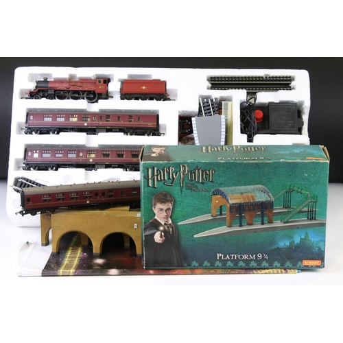 72 - Hornby Harry Potter Hogwarts Express train set, appears complete but without outer box plus a boxed ... 