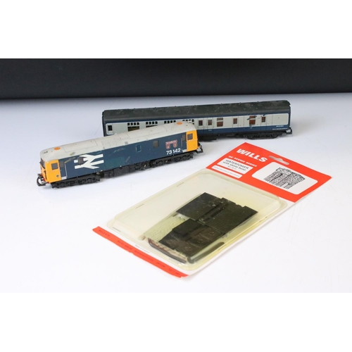 73 - Quantity of OO / HO gauge model railway to include 12 x items of rolling stock, Lima Broadlands loco... 