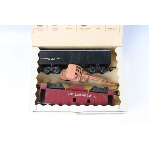 85 - Quantity of OO gauge model railway to include boxed Triang RS13 train set (appears complete with out... 