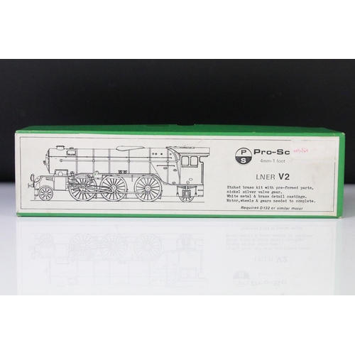 86 - Two boxed OO gauge kit built cast model to include 4-4-2 LNER 2822 and 2-6-2 4771 LNER with tender, ... 