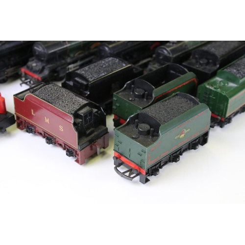 89 - 13 OO gauge locomotives to include Triang Davy Crockett, 4 x Princess Elizabeth in green livery, 4 x... 