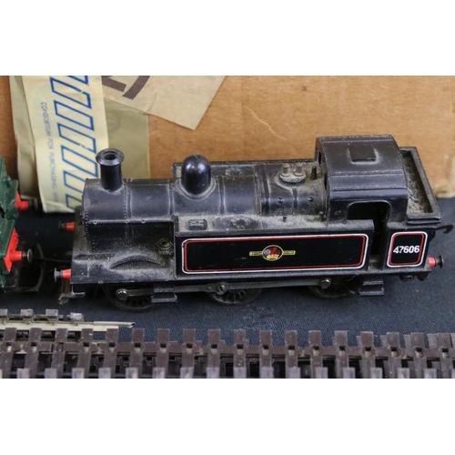 90 - Quantity of OO gauge model railway to include 6 x boxed items of rolling stock (3 x Lima, 2 x Airfix... 