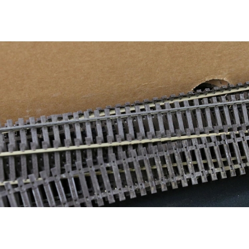 90 - Quantity of OO gauge model railway to include 6 x boxed items of rolling stock (3 x Lima, 2 x Airfix... 